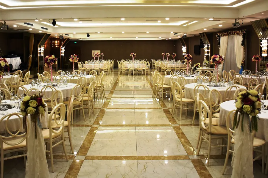 Hall with round tables in white linen